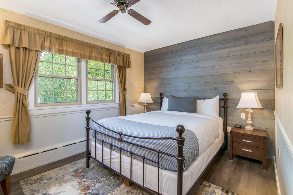 One Queen Room interior